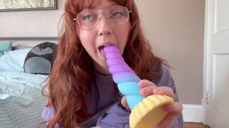 luxury_slut: Geile rothaarige hüpft auf ihrem einhorn-dildo, bis sie den boden...