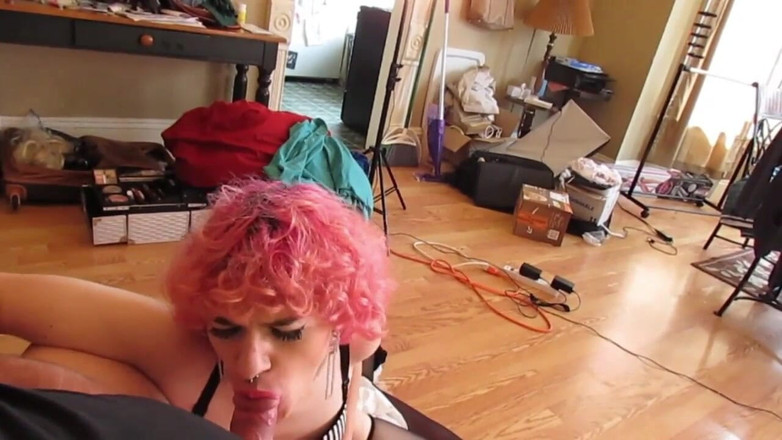 Tia Tizzianni Productions: Serena babasından yeni kıyafet alıyor ve ona eğlenceli bir şekilde ödemek istiyor