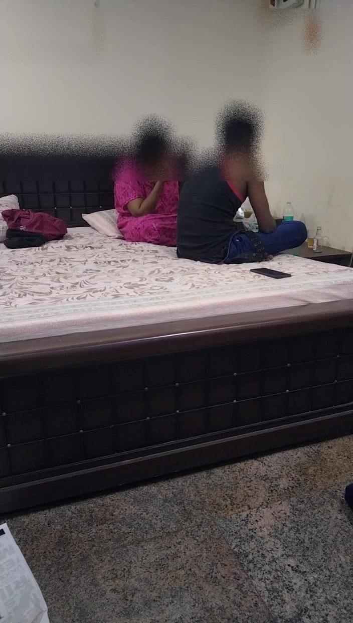 Tamil lesbian: Dirty talk mit kunden