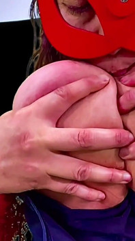 Hucow dojí její obrovská vemena