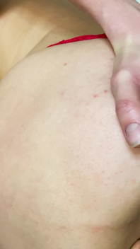 Une gouvernante se fait tirer avec un squirt puissant par fisting profond