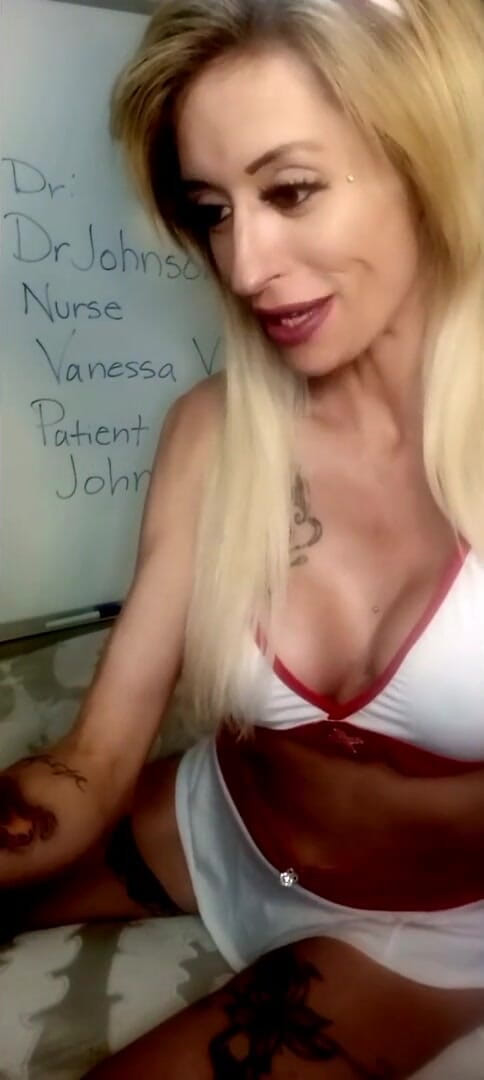 Porno angels: Sexuální sestřička Vanessa přistižena doktorem s velkým čůrákem.