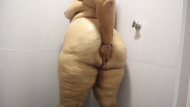 Lexly_16: Я дуже приємно мастурбую свою пизду до оргазму, а потім приймаю душ Lexly_16