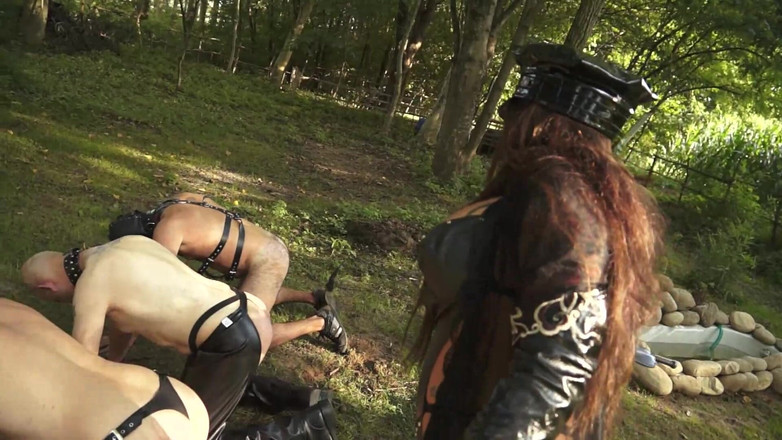 BDSM Deutschland: Sexy latina Domina trestá mužské sexuální otrokyně