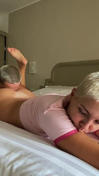 Je mange si bien la chatte et le cul de ma belle-fille, elle me chevauche et reçoit un énorme facial
