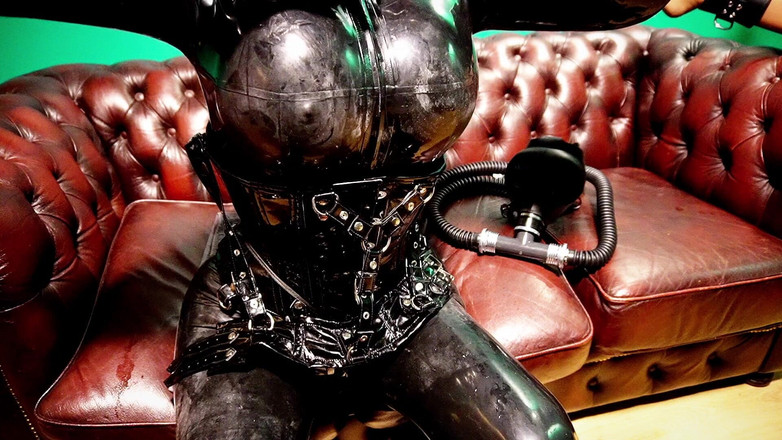 Hooded June: El sonido del látex y mis grandes tetas de silicona...