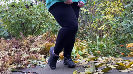 Elena: Fet rumpa milf pissar utomhus
