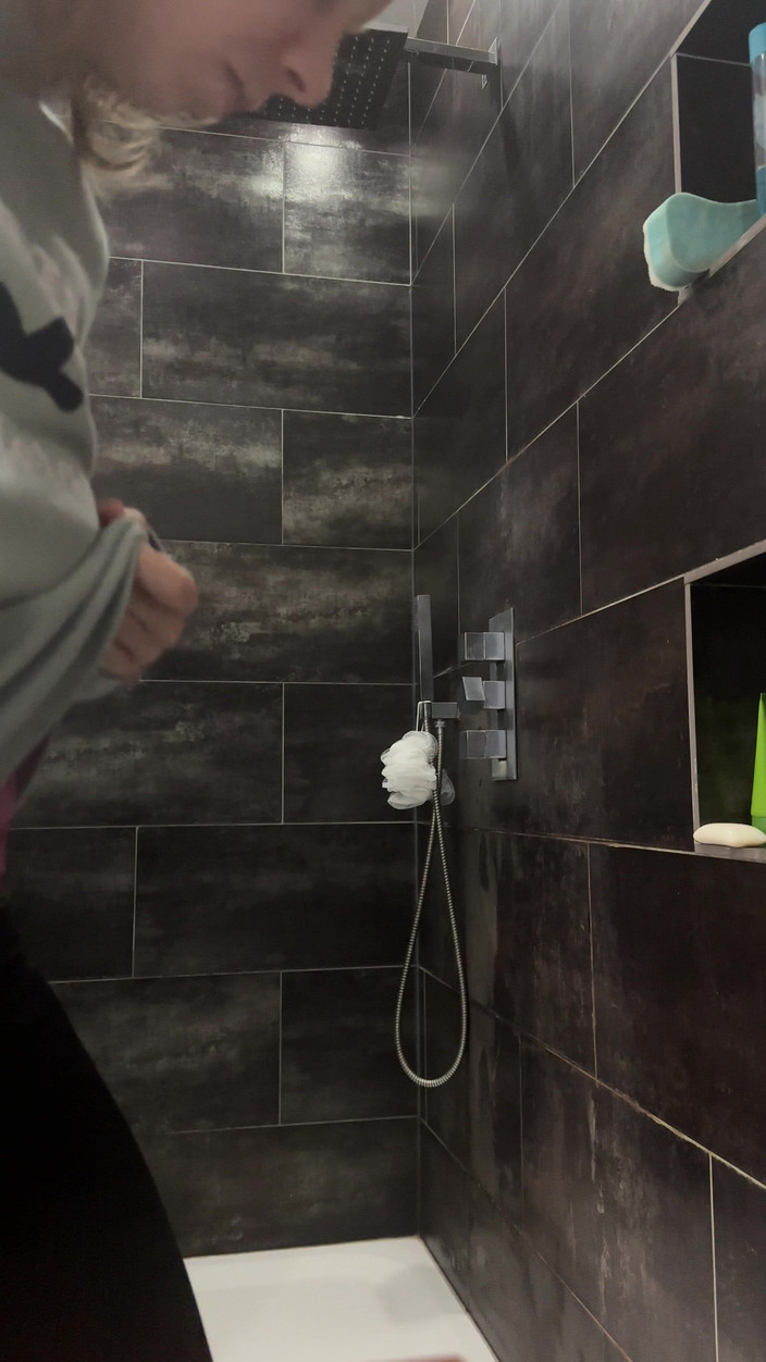 SweetLucy96: Блондинка з натуральними грудьми приймає душ