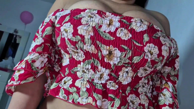 Pikaa6: Istri seksi lagi asik ngobrol di depan kamera mesra