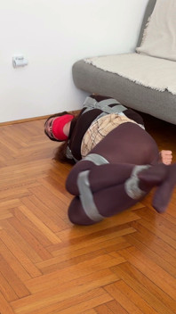 Sock gag ile koli bandında ve elastik bantta zorlanıyor