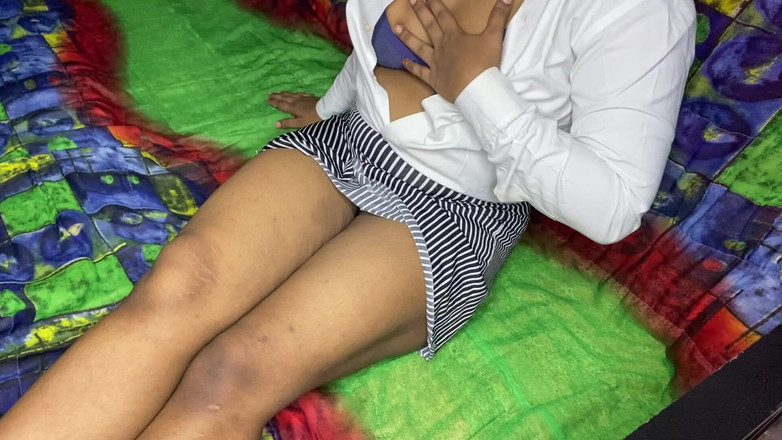Angoori: Indische Bhabhi neukt haar poesje met een vinger