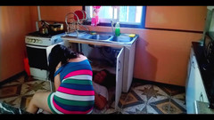 BBW Kelly Mom: कामुक महिला प्लंबर को बहकाती है।