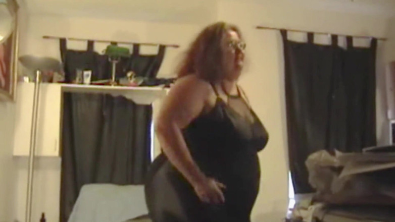 BBW nurse Vicki adventures with friends: Spectacol pe cameră în negru, partea 1, dans și striptease