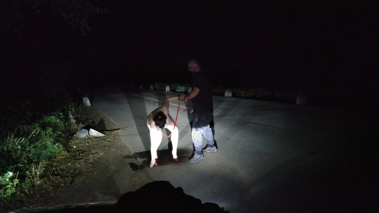 Toilet Mommy: Yaşlı domuz sapık işiyor yaz seksi açık havada