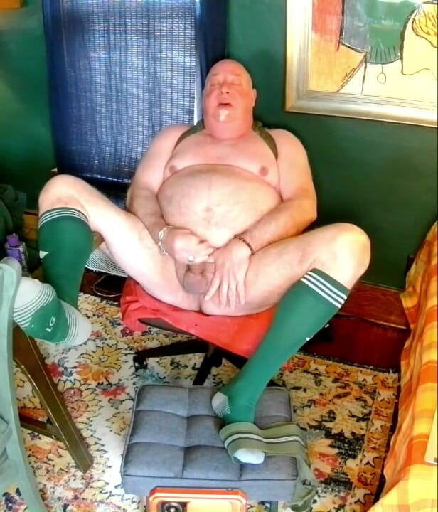 beardaddychub: Jerk off in Green!