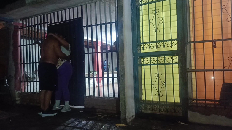 Mariano Aly: 親友の妻を裏庭で野外でファックしてる