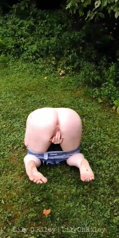 Lily O'Riley: Exhibicionistická zrzka tvrdě stříká v parku