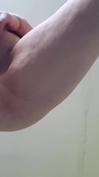 그녀의 만족할 줄 모르는 미시 보지를 뜨겁게 자위하는 밀프