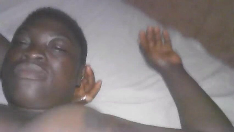 Oladi plenty tv: Ayo a Shade celé video v hotelovém pokoji