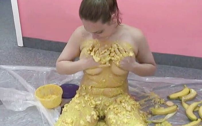 ChickPass Amateurs: 淫荡的丹妮被黄色奶油覆盖