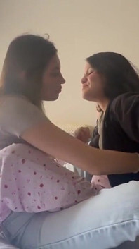 Due ragazze si divertono in un gruppo di migliori amiche