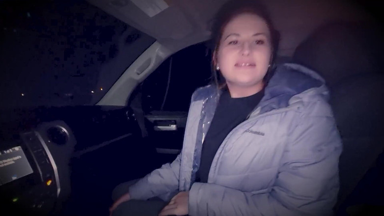 Liddy Tyler: 寝取られは家に座っていて、妻はジムの外で彼氏をフェラし、ビデオを送信します。