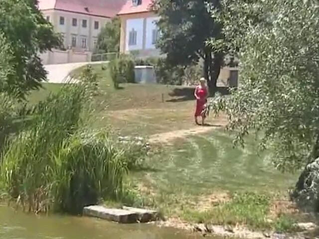 Femdom Austria: Blond tik spionerade på medan han pissade utomhus