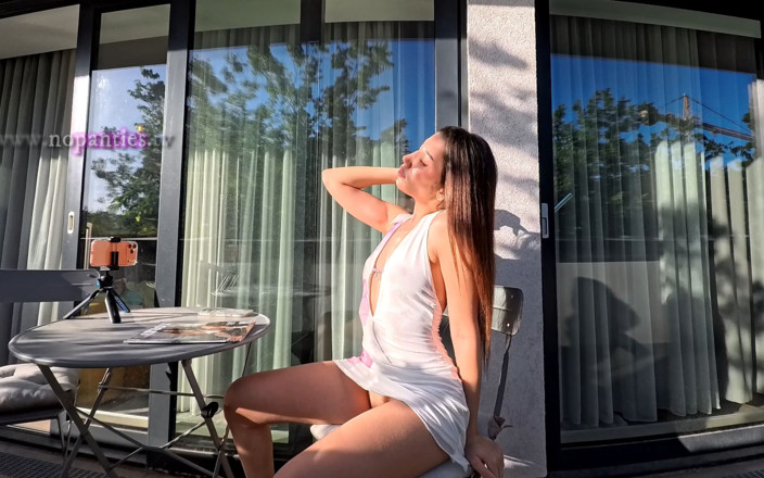 No panties TV: Sexy brunetka nová drobná manželka ukazuje její bez kalhotek Oholená...