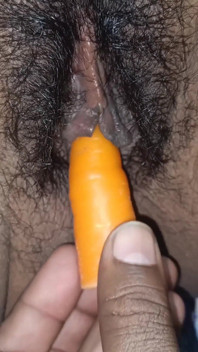 出轨人妻在床上和邻居胡萝卜做爱