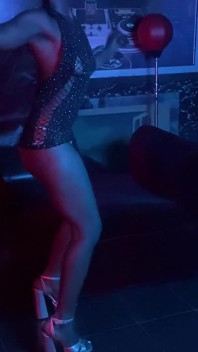 Lasciami fare uno spettacolo per te daddytwerk il mio culo succoso in faccia !!