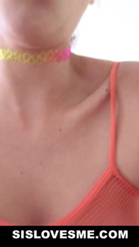 Sexy nevlastní sestra kouří a jezdí na nevlastním bratrovi na kuňuře