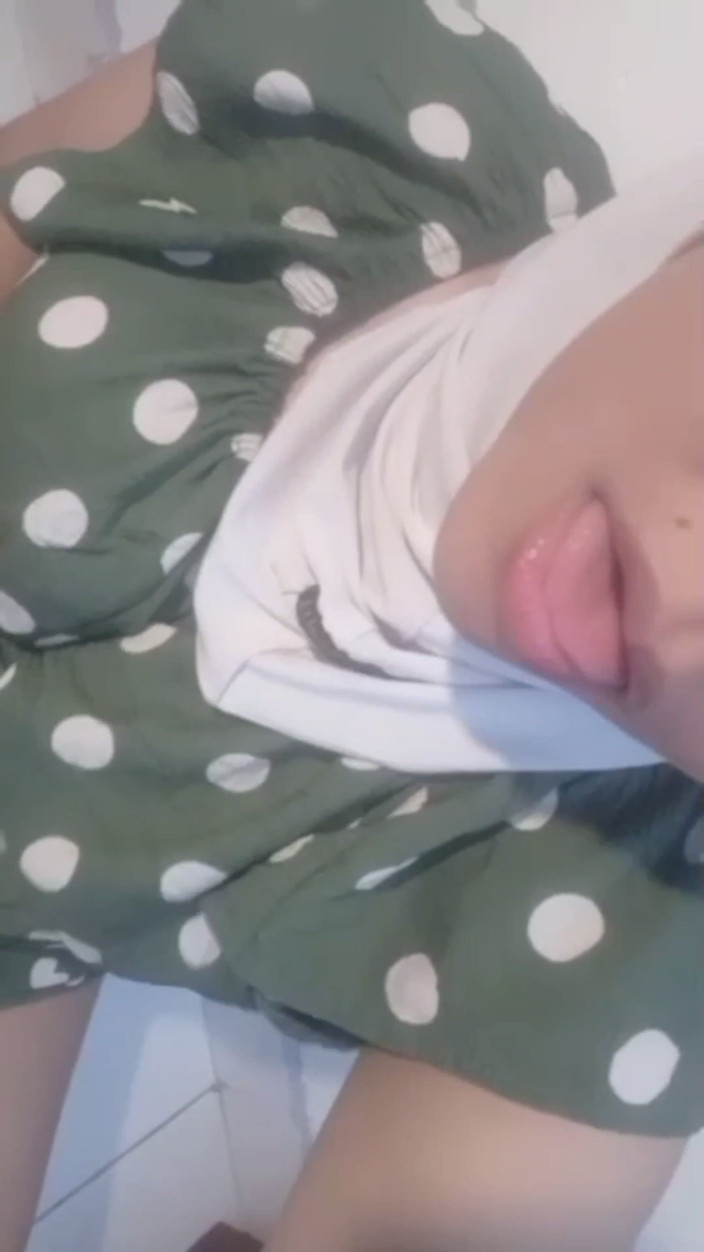 Jilbab69: Vóór het baden masturbatie, hijab en nat poesje