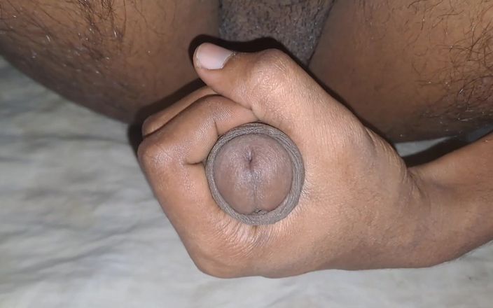 Desi Porn India Studio: Jonge homo Desi-jongen masturbeert solo.