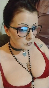 MILF raucht in einem bh