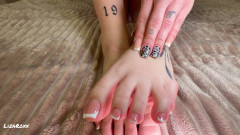 LizaRoxx: Wichsanleitung - Wichs Schön Auf Meine Füße & Achseln