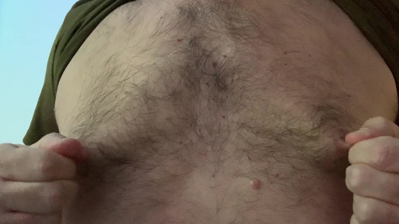 GayBear: Travail des seins / uomo che gioca con i suoi capezzoli