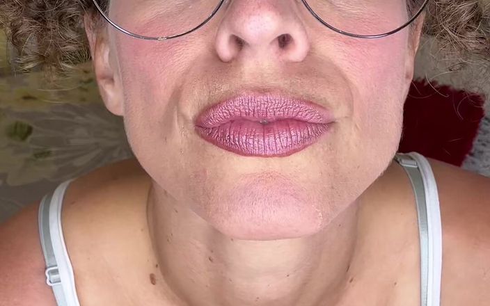 VibeWithMommy: Plížil se pryč se svou macechou během večeře