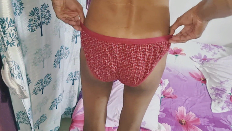 Nickey: Il ragazzo effeminato magro si masturba con le mutandine usate...