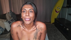 domslutfucker: Дези сидит на диване, слюни, как она торчит и колышет языком вокруг