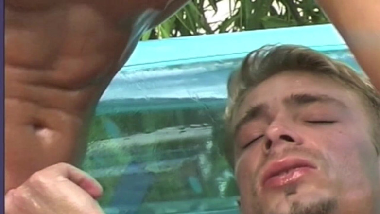Young straight boy masturbation: Gespierde hetero jongen neukt in het zwembad