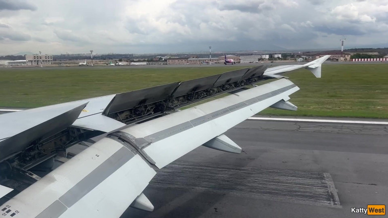 Katty West: Une bite en public s’exhibe dans un avion - une fille...
