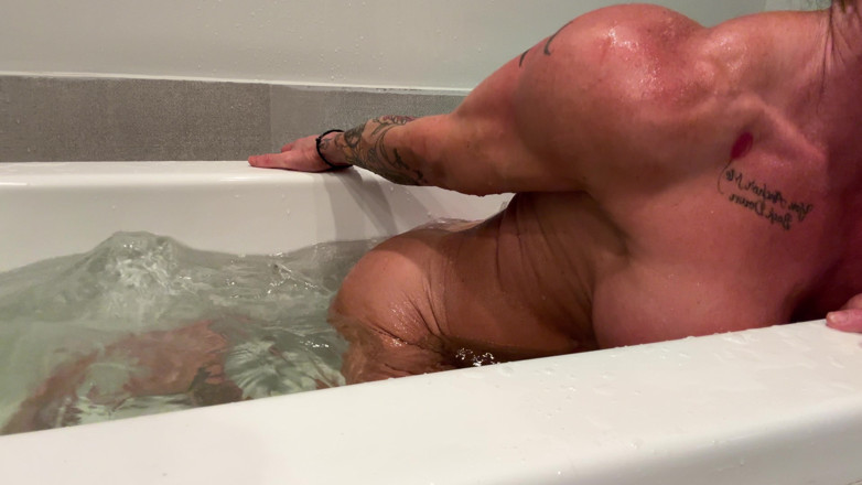 Kandylegsxxx: La dea muscolare scopa il suo grosso clitoride con l'erogatore...