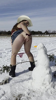 Kızıl saçlı kardan adam frosty'nin yüzünü sikiyor
