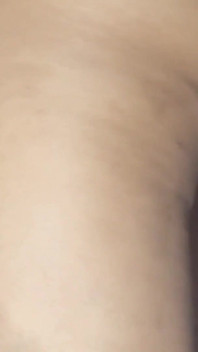 후장 주름 없이 후장을 벌려주는 겸둥이 갈색 머리 밀프