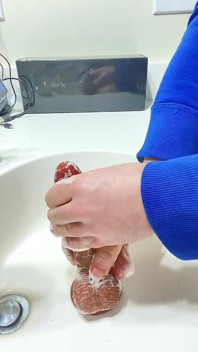 Crossdresser Limpa O Vibrador Com Quem Ela Acabou De Ser Fodida E as Brincadeiras Com Os Pés No Fetiche Por Pés