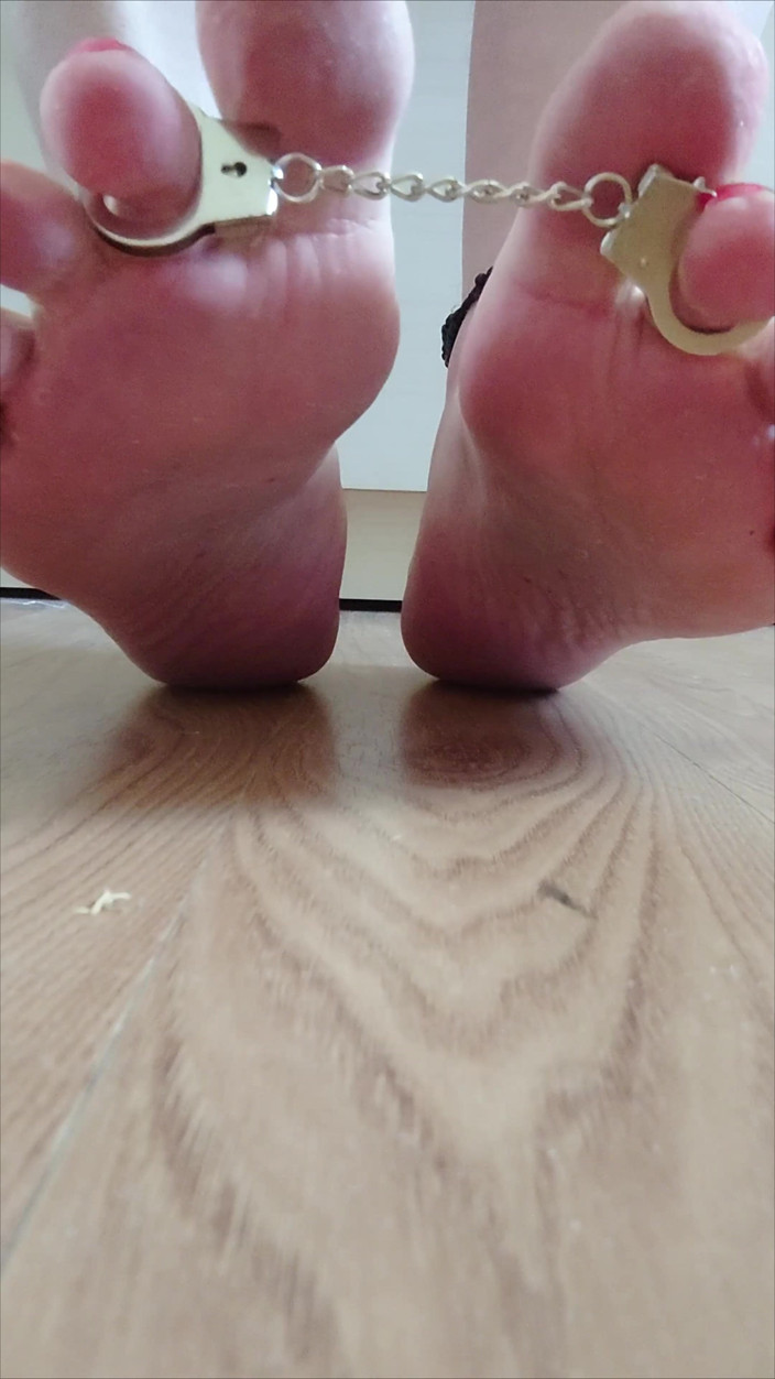 Footfetish: Маленькі Наручники На Моїх Босих Пальцях Ніг