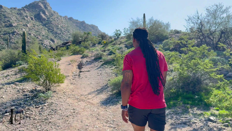 LyricsWay: Cuplu negru care face drumeții fresh air și vedete