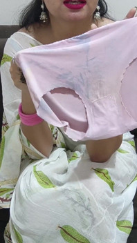 インドの継母がパパが家を空けている間に下品な話で義理の息子に犯される