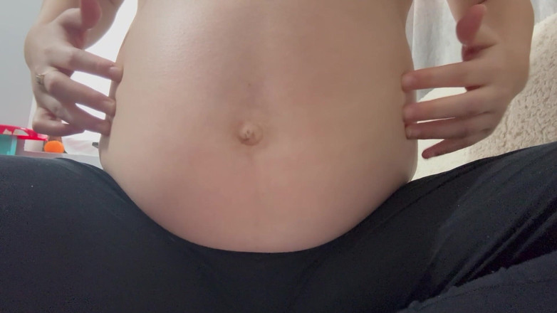 AmayaMori: Moja ciężarna przyrodnia siostra bawi się brzuchem i nakłada krem...