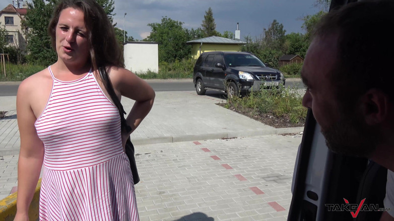 Take Van: Mollige babe wordt gevoed met vers sperma na busje-seks
